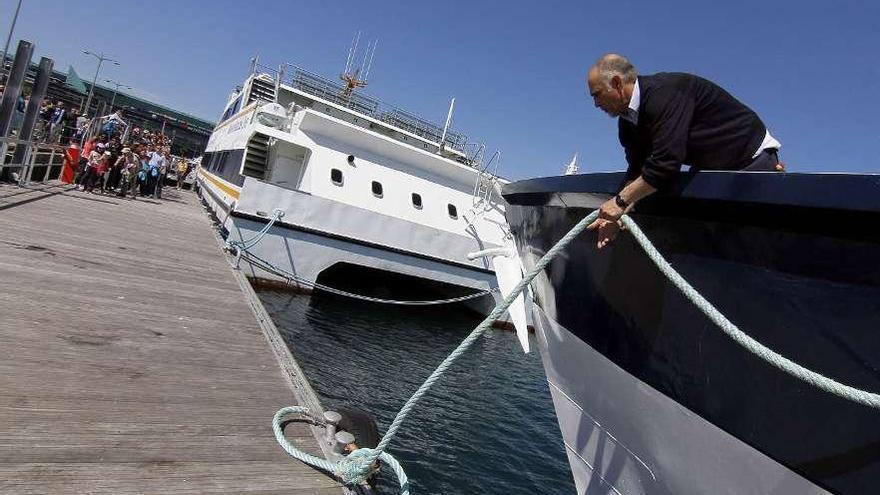 Barcos de la ruta a Cíes en el muelle de Vigo.  // Jorge Santomé