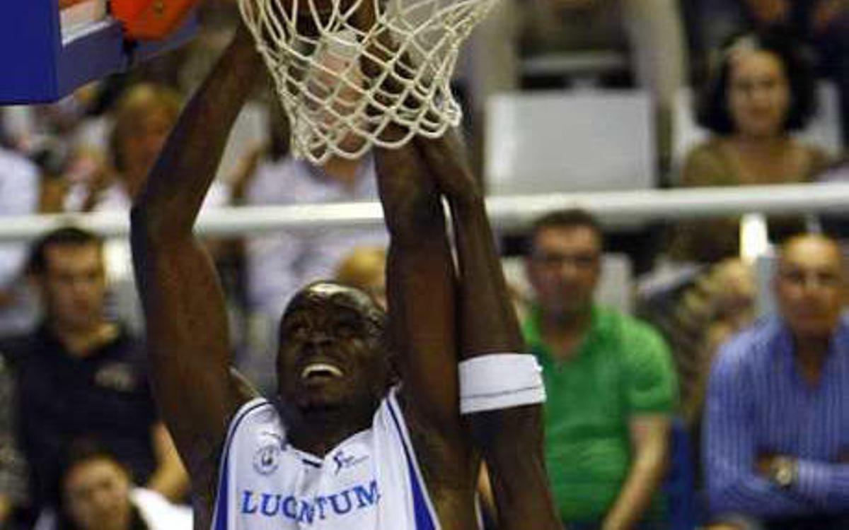 Kone "mata" el aro ante la oposición de Diouf.