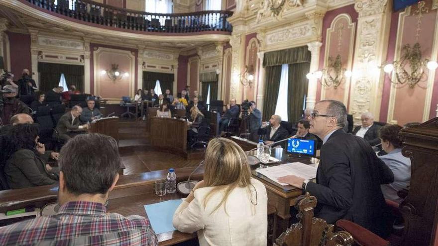 El alcalde Jesús Vázquez, en un momento de su intervención durante la breve sesión. // Brais Lorenzo