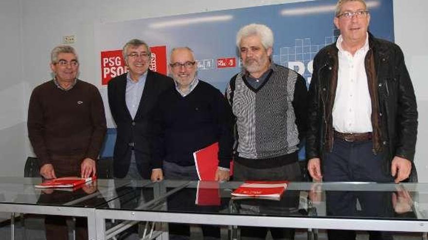 El senador Miguel Fidalgo (c), con el secretario provincial socialista y los alcaldes de Lubián, Sanabria y Castrelo do Val  // Iñaki Osorio