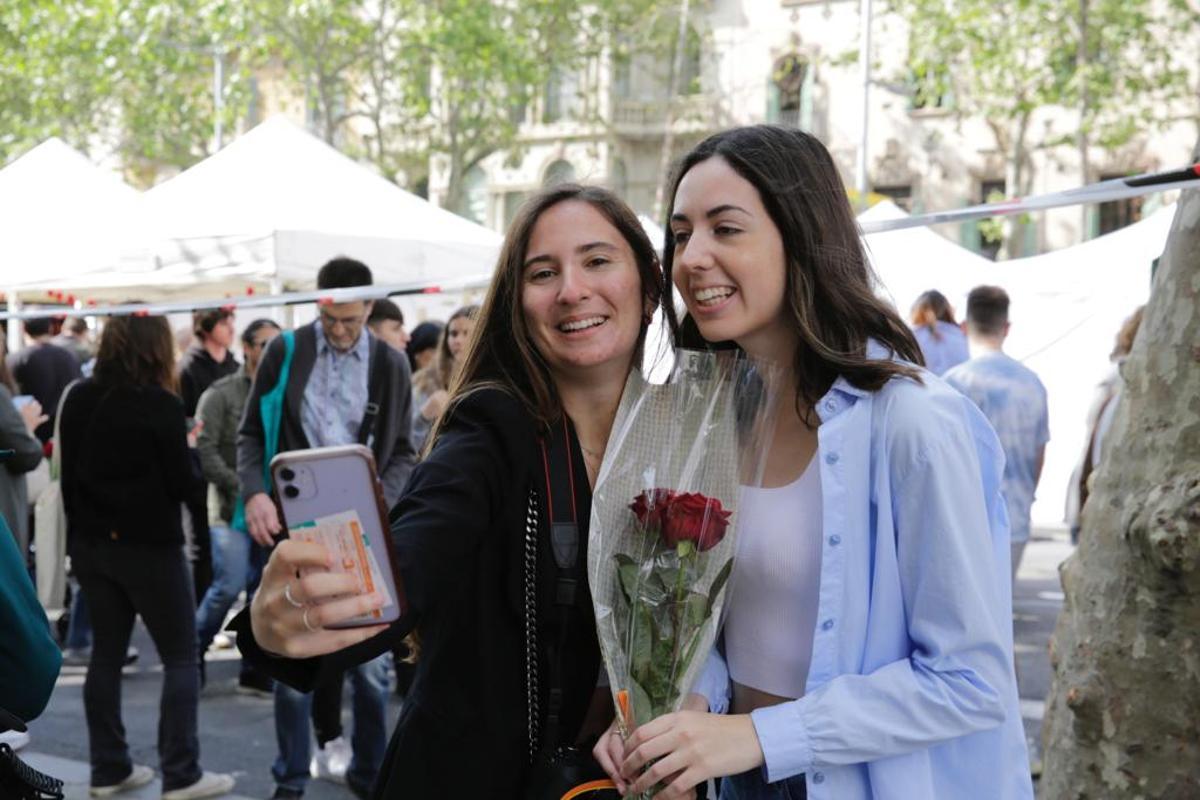 Ambiente de Sant Jordi en Barcelona