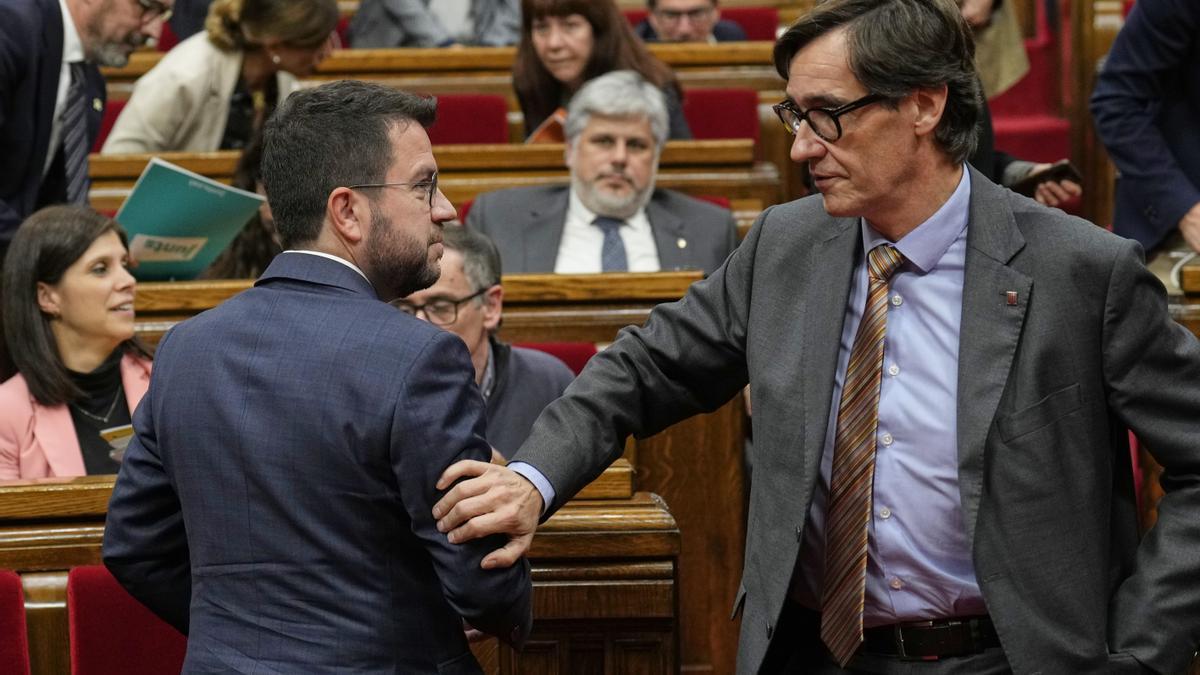 El 'president' Pere Aragonès y el líder del PSC, Salvador Illa, en el Parlament