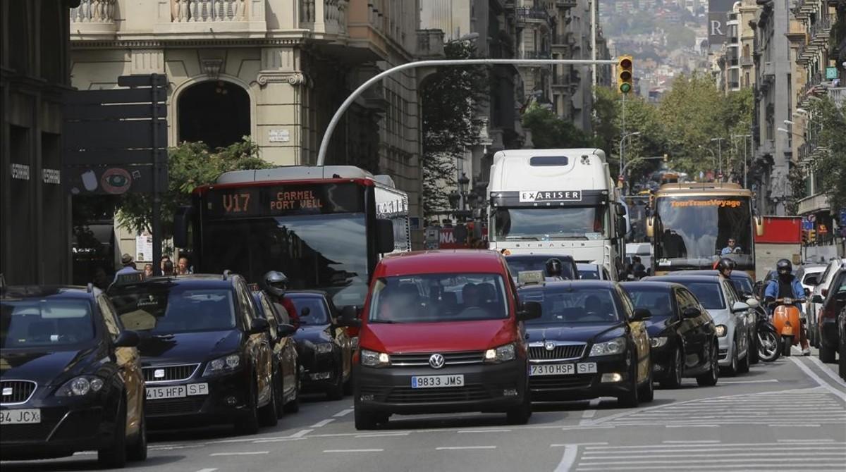 Retencions de trànsit a la Via Laietana de Barcelona. /