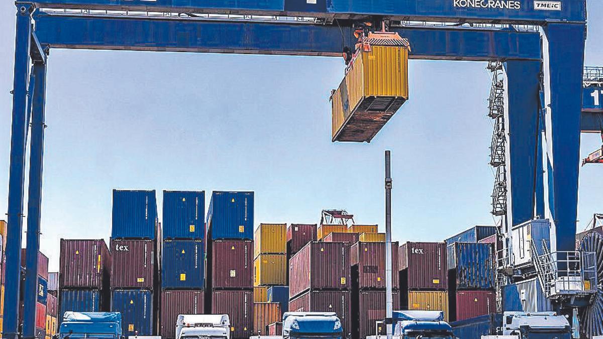 Terminal de contenedores de Hutchison Best en el puerto de Barcelona.