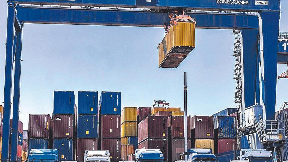 Terminal de contenidors de Hutchison Best al port de Barcelona.