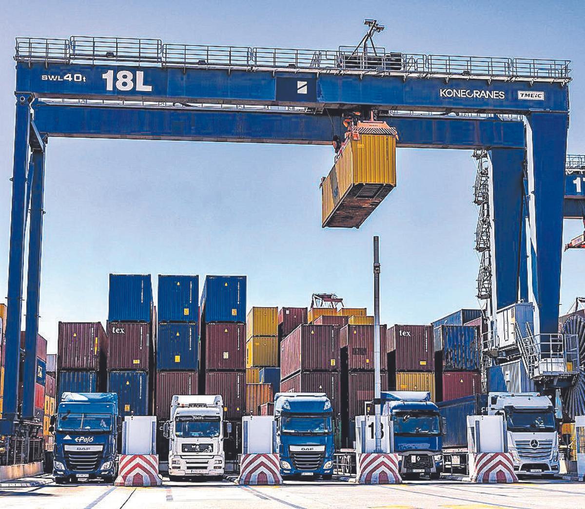 Terminal de contenedores de Hutchison Best en el puerto de Barcelona. Barcelona 21/06/2024 Economía. Terminal de contenedores de Hutchison Best en el Port de Barcelona. AUTOR: JORDI OTIX