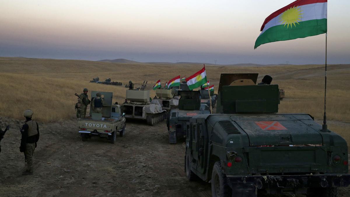 Convoyes militares se dirigen hacia Mosul, este lunes, para participar en la ofensiva contra el Estado Islámico.