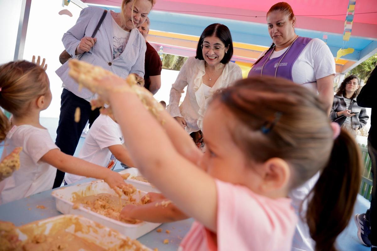 La alcaldesa, Carolina Darias, junto a la concejala de Educación, Nina Santana, en la actividad de pella de gofio