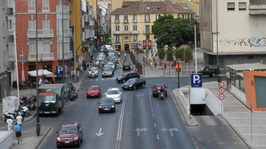 Imagen de la curva de calle Victoria a la salida del túnel de la Alcazaba.