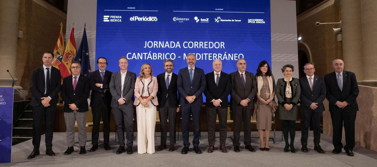 Representantes institucionales y empresariales, junto a directivos de Prensa Ibérica y EL PERIÓDICO DE ARAGÓN, organizadores del foro celebrado en la Sala de la Corona del Pignatelli.