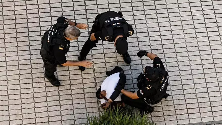 Vídeo | Reducen con un táser a atracador que amenazaba con lesionarse tras robar en una gasolinera