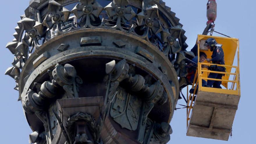 Seis turistas quedan atrapados en  el mirador de Colón en Barcelona