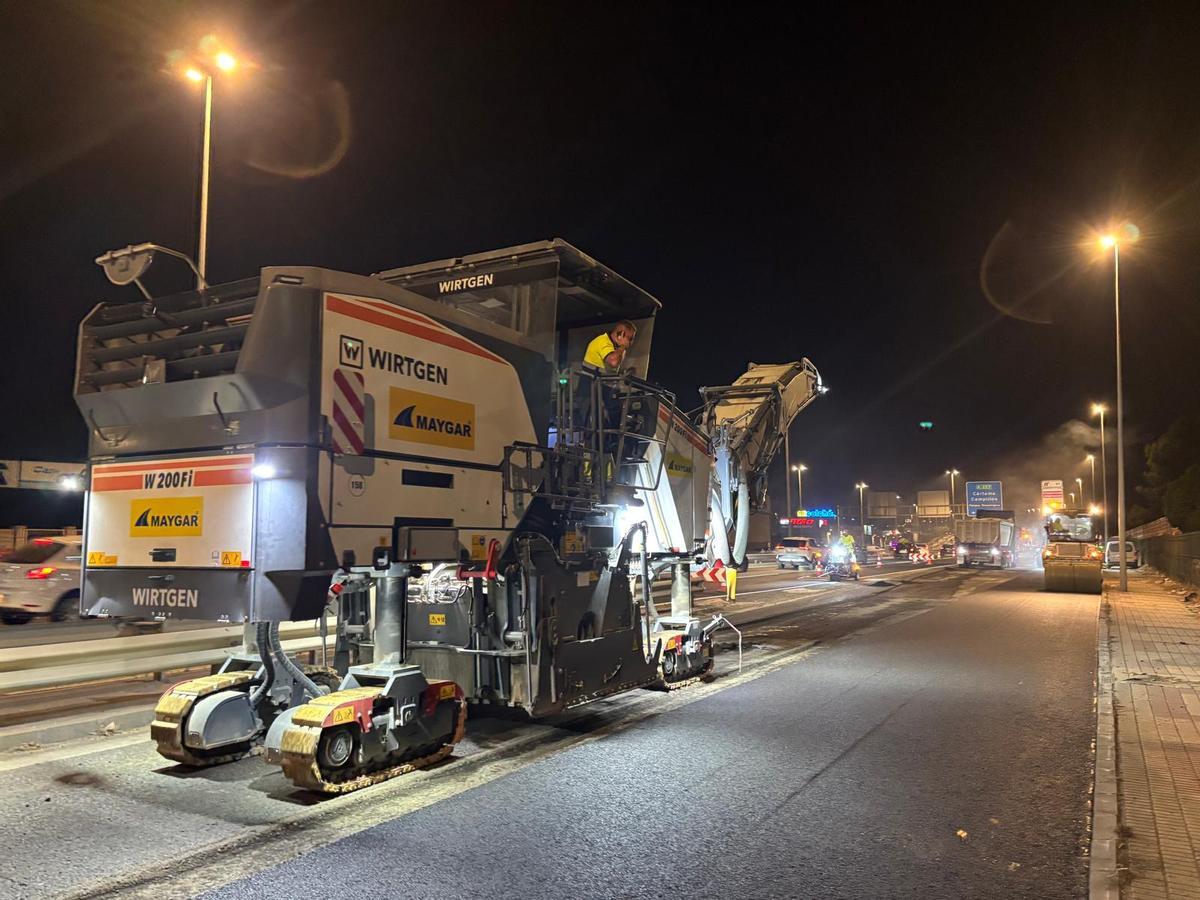 Asfaltado nocturno en la A-357 de Málaga.