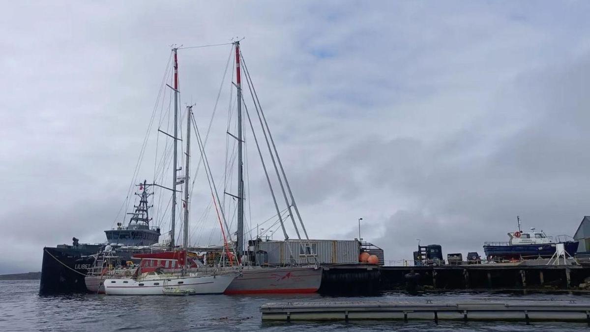 El puerto de Stanley y, al fondo, la fragata “Lilibet”, que rescató a la mayoría de supervivientes.