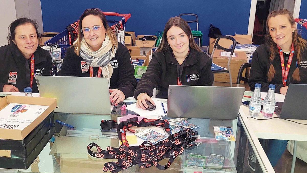Por la izquierda, Cristina Serrador, Sandra López, Dania López y Sara Martínez, en la oficina permanente de la Vuelta Asturias.