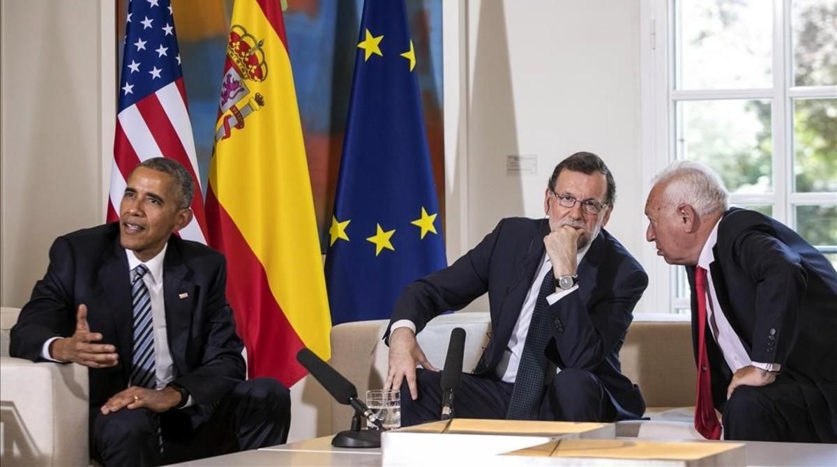 El presidente del Gobierno en funciones, Mariano Rajoy y el ministro de Asuntos Exteriores en funciones, José Manuel Garcia Margallo, junto al presidente de EEUU Barack Obama, en el palacio de la Moncloa.