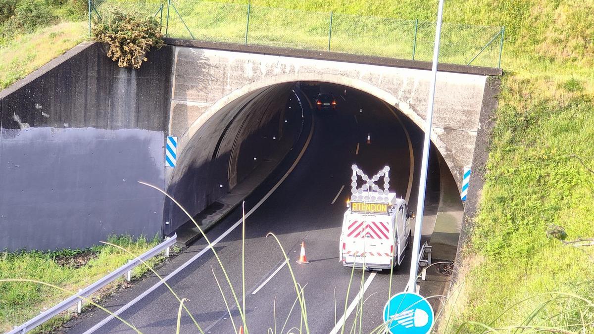 Cortado uno de los dos carriles del túnel de la AP-9 tras el accidente