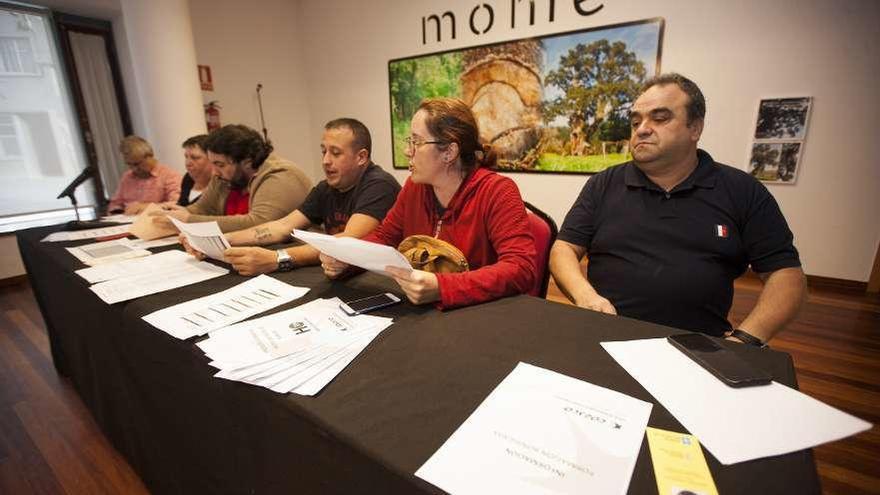 La directiva, ayer, durante la primera asamblea. // Bernabé/Cris M.V.