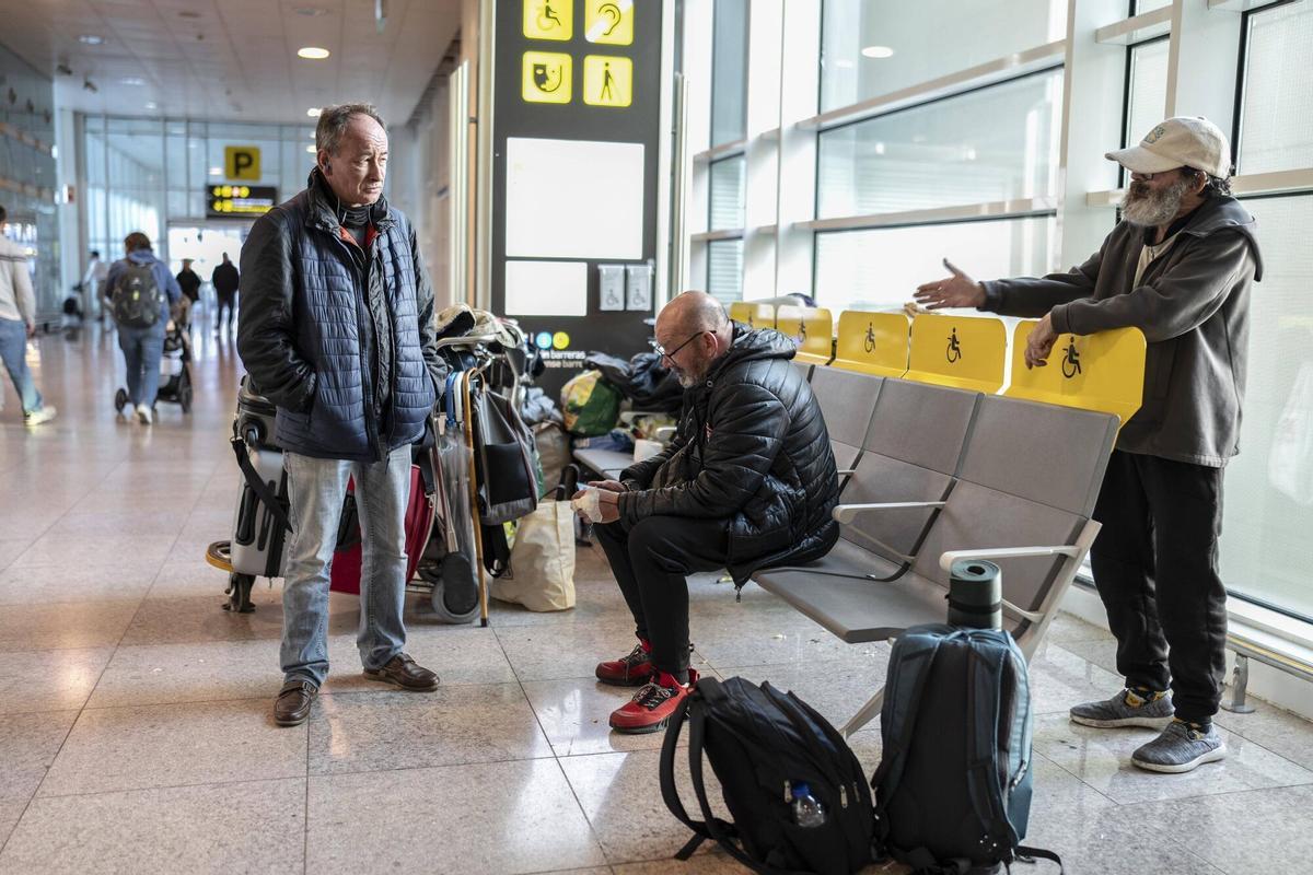 El Prat de Llobregat 07/04/2025 Reportaje sobre personas sin hogar que duermen en el aeropuerto de El Prat En la foto, Chema, Pedro y Emilio en la Terminal 1 Fotografía de Ferran Nadeu
