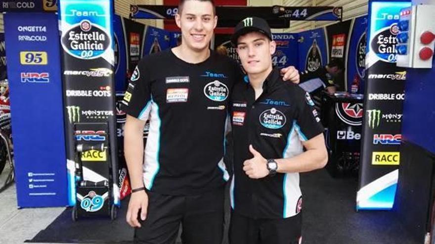 Cristian Castillo junto al piloto Jorge Navarro.