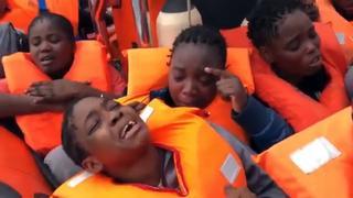 Así cantan y lloran las personas salvadas en el Mediterráneo