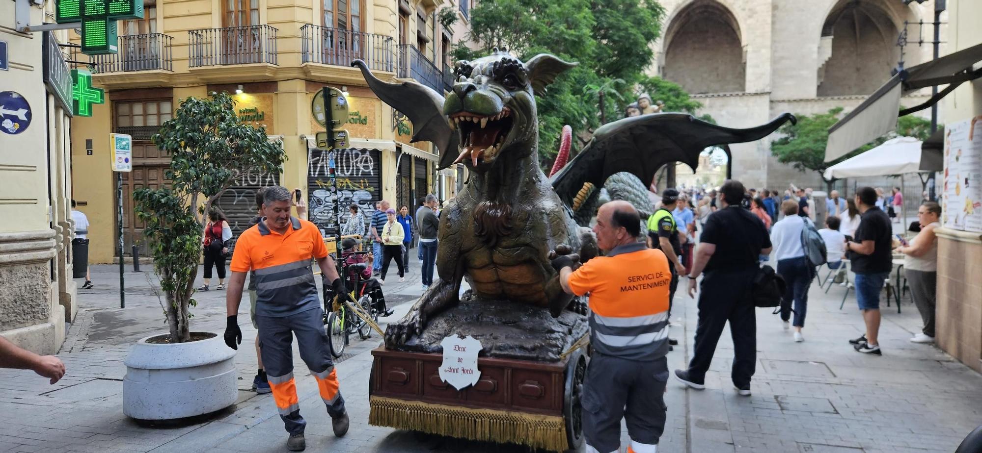 Así ha sido el traslado de las Rocas del Corpus a la Plaza de la Virgen