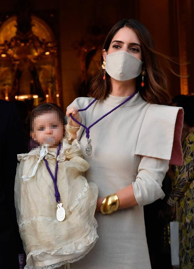 Sofía Palazuelo con vestido de originales mangas en el bautizo de su hija