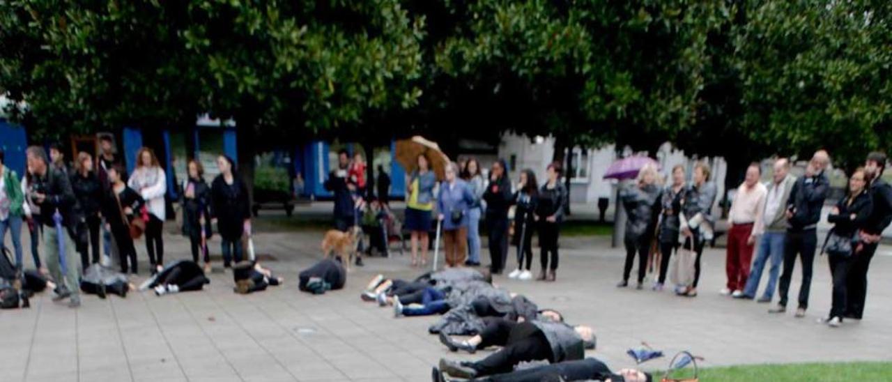 La fotografía corresponde a una reciente intervención en la calle, en Gijón, para denunciar los crímenes de violencia machista. Las frases que ilustran esta página están sacadas de casos clínicos de un estudio de Instituciones Penitenciarias.