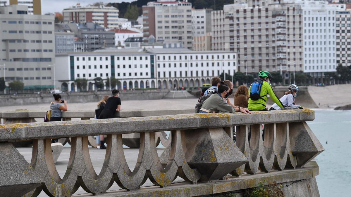 Vecinos de A Coruña miran hacia el mar