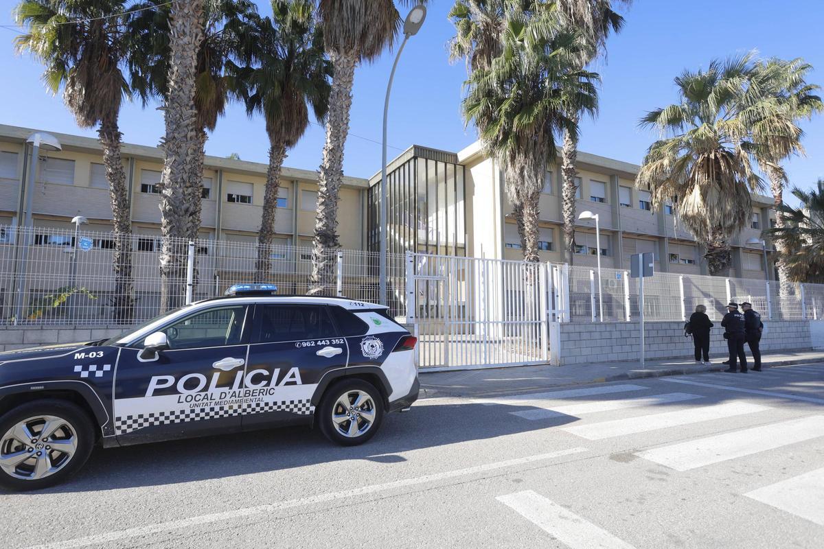 Una patrulla de policía en un IES Valenciano.