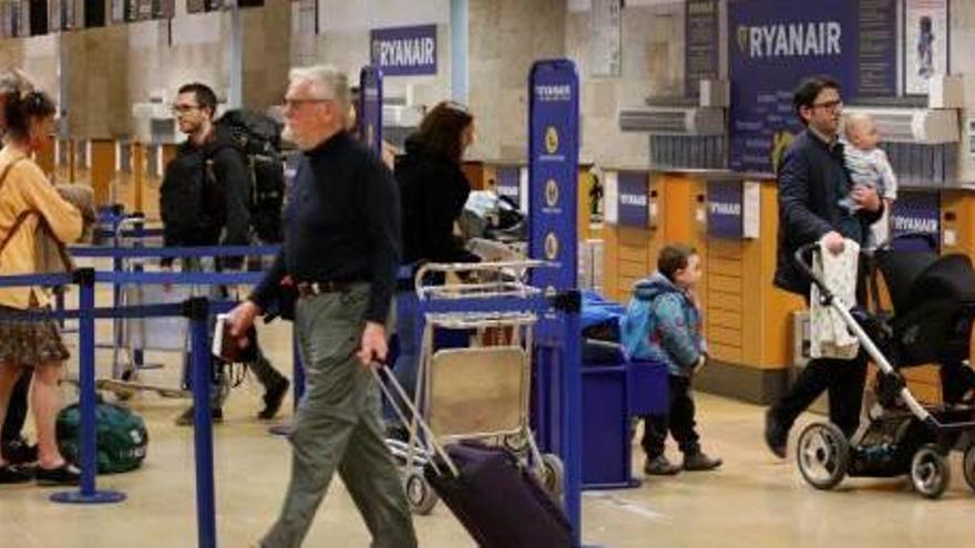 Passatgers a les instal·lacions de l&#039;aeroport Girona-Costa Brava, a Vilobí d&#039;Onyar.