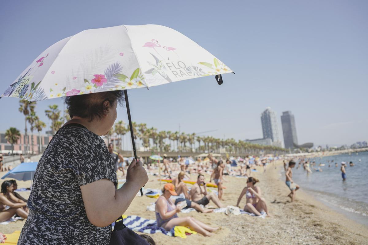 Barceloneses y turistas sortean la ola de calor desde las playas de la ciudad