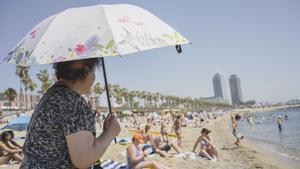 Barceloneses y turistas sortean la ola de calor desde las playas de la ciudad