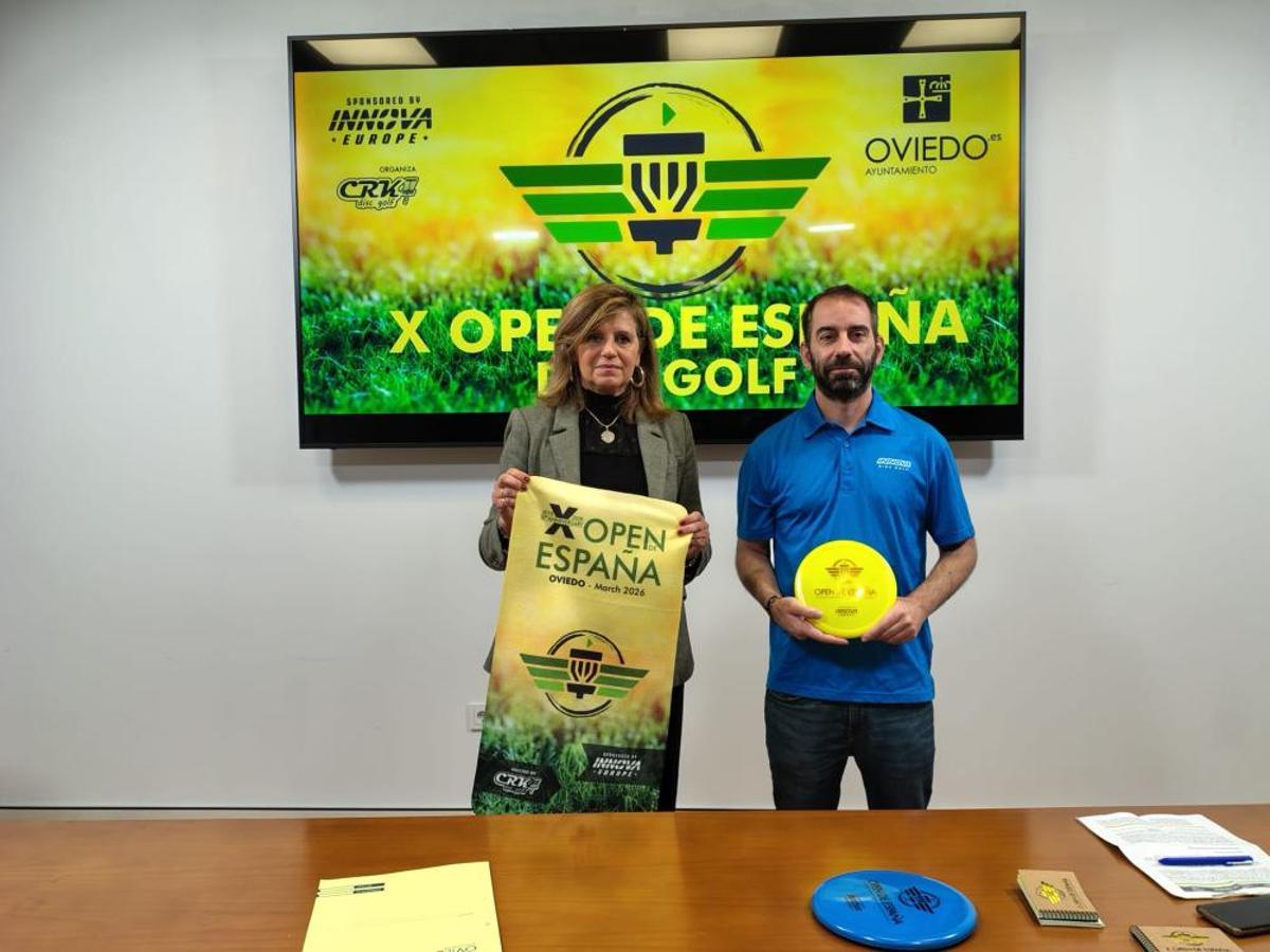 Concepción Méndez, concejala de Deportes, junto a Fernando López Cancio, organizador de CRK Disc Golf y del X Open de España.