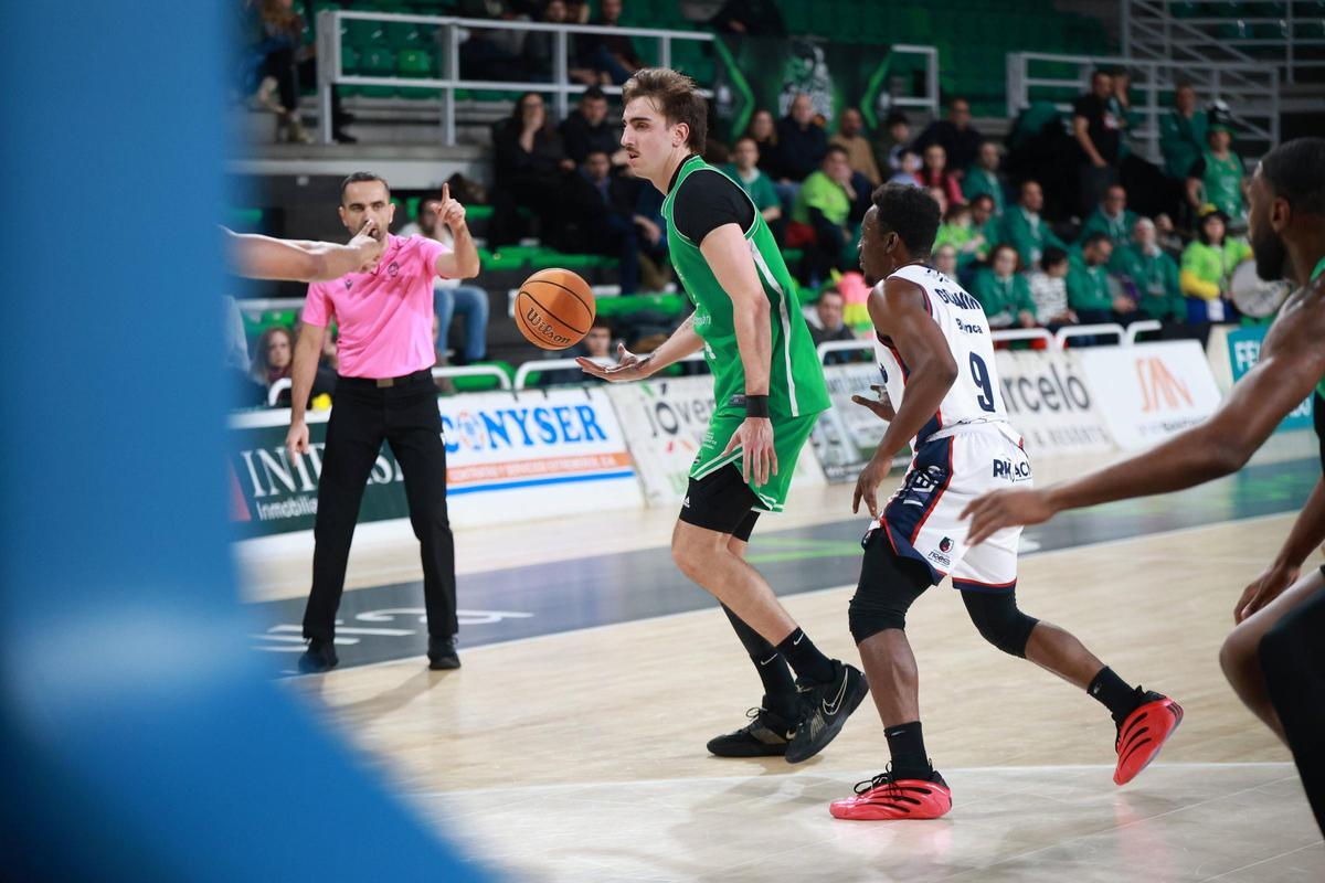 Alex Mazaira pasa el balón de espaldas al aro.