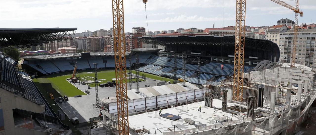 La cubierta del escenario de Muse, bajada, tras la grada de Marcador de Balaídos, en obras. |   // JOSÉ LORES