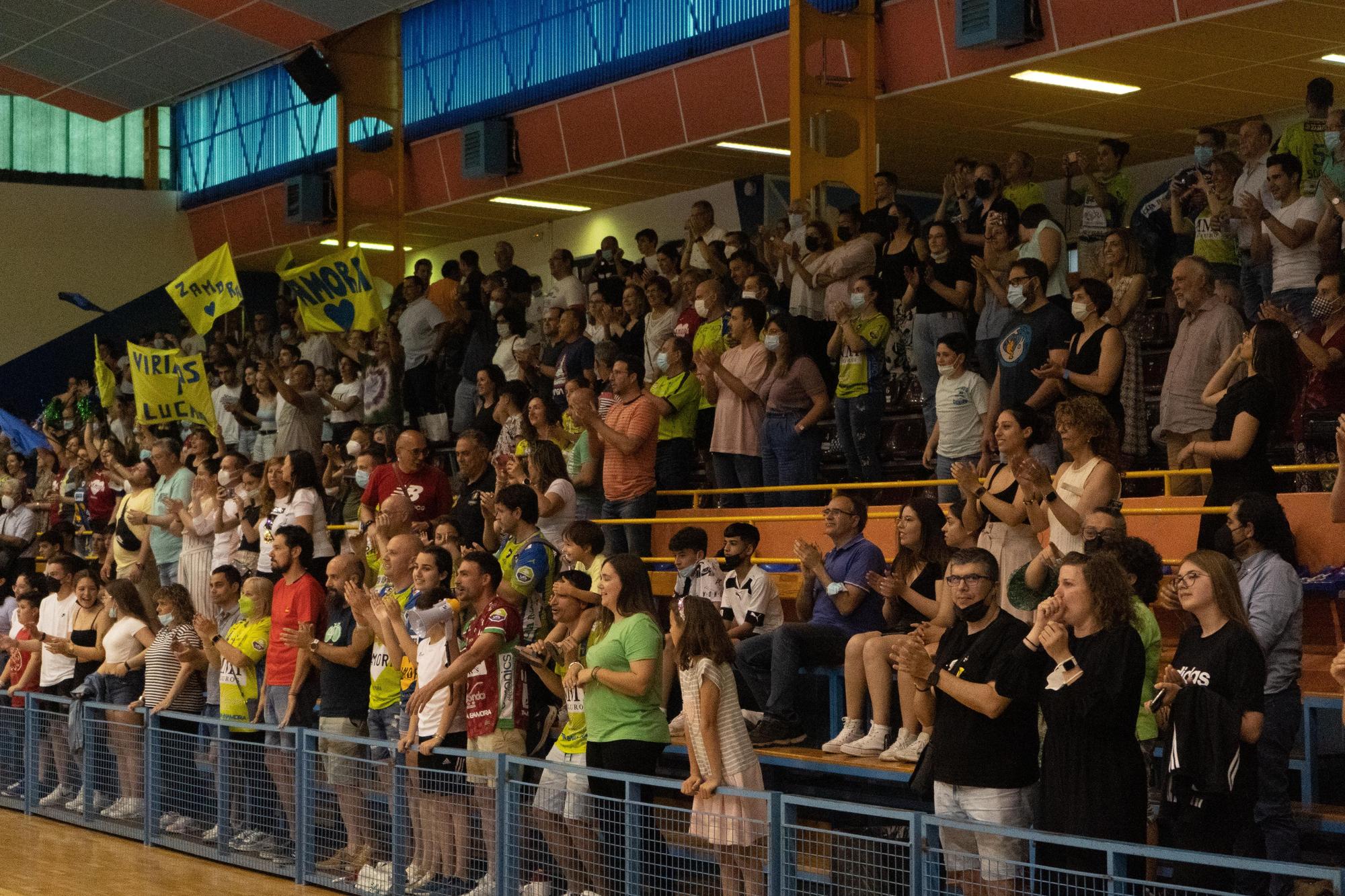 GALERÍA | El Balonmano Zamora Enamora logra la permanencia en el Ángel Nieto