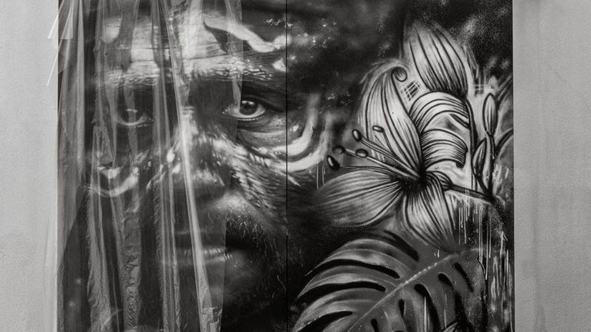 Pintura mural del ar0sta británico Dale Grimshaw, en la puerta del Mubam y semicubierta con un plás0co.