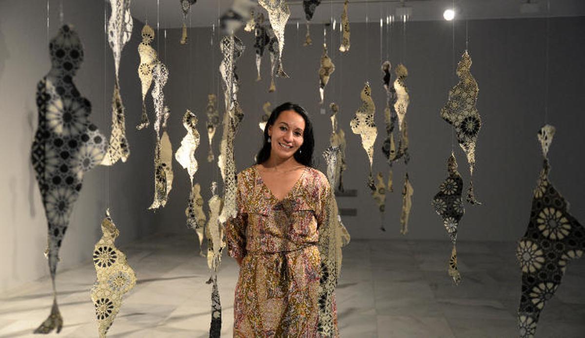 La artista Fatima Mazmouz con 'El iris de Lucy', en el CAAM.