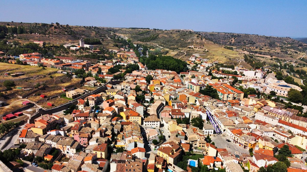 Vista aérea de Brihuega, una joya medieval rodeada de murallas y lavandas que se ha convertido en el gran referente del turismo rural en España