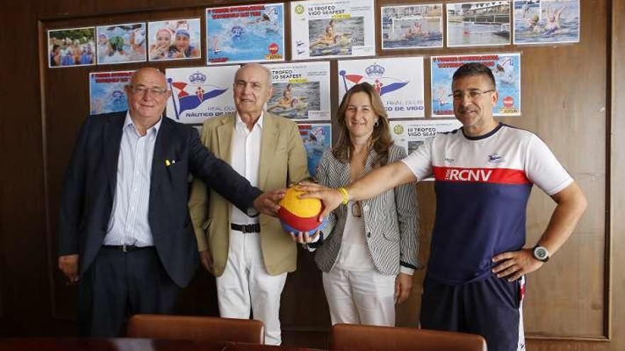 Un instante de la presentación de la Semana del Waterpolo en el Náutico de Vigo. // Ricardo Grobas