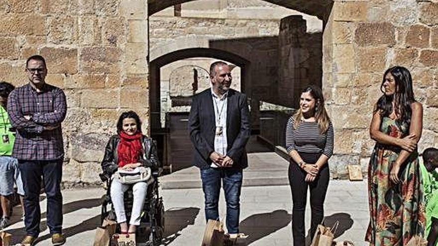 Recepción de las autoridades en el Castillo.