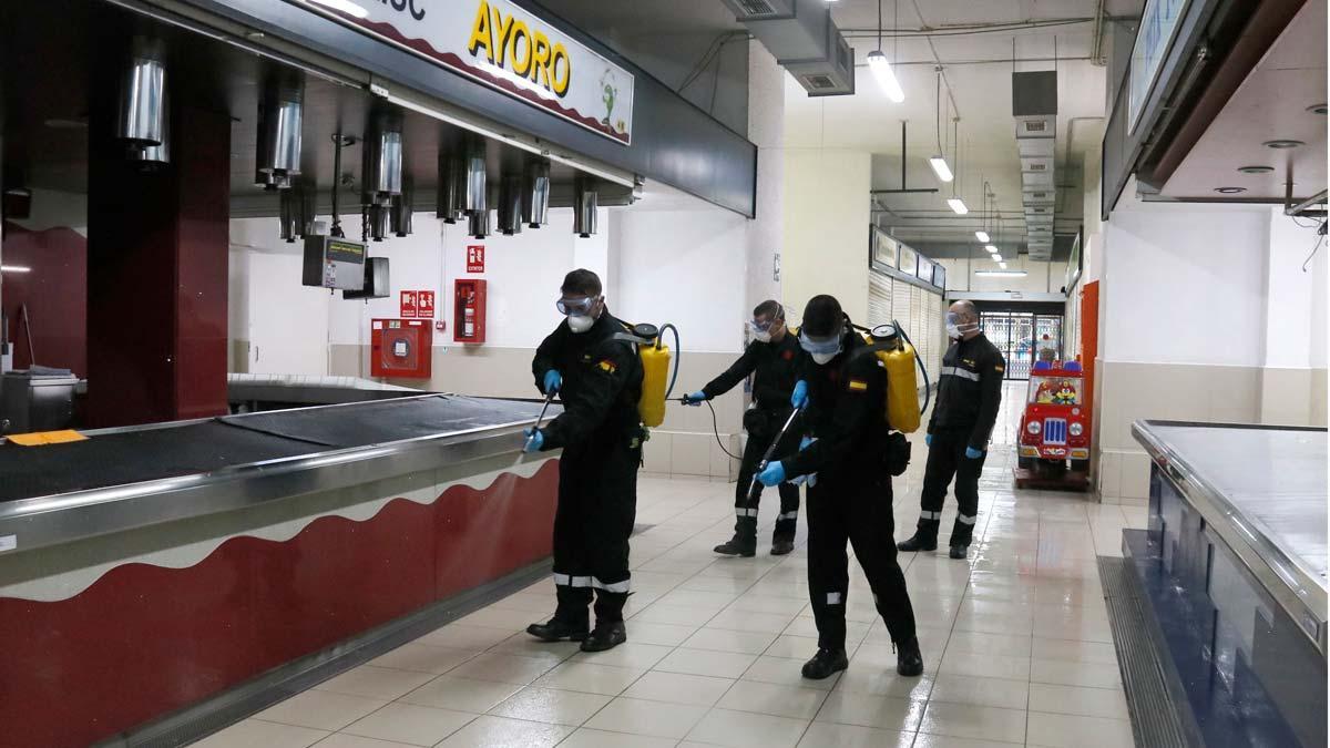 El Ejército desinfecta en Badalona equipamientos, mercados y residencias.