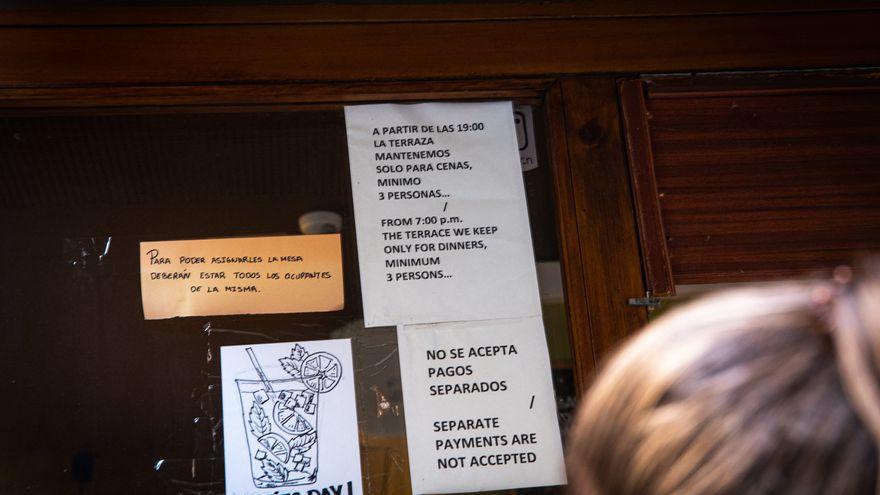 Dos mandamientos más en un bar en la calle de Blai, en el Poble Sec, en Barcelona.