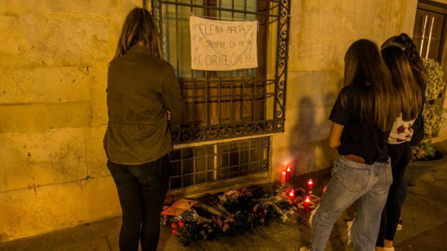 Las compañeras de las menores dejaron pancartas y velas.