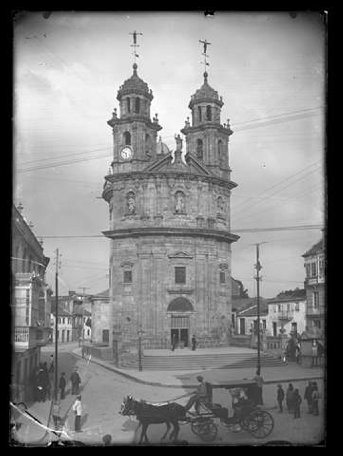 Dos «escalatorres» en lo alto de la Peregrina en las fiestas de 1915.