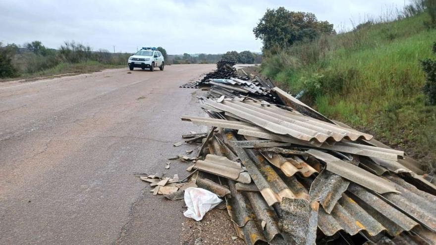 Placas de fibrocemento abandonadas a la altura del kilómetro 15 de la carretera N-432.