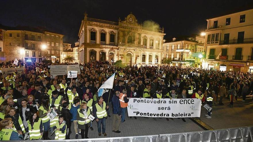 Los asistentes a la manifestación a su llegada a la Plaza de España, en Pontevedra. // Gustavo Santos