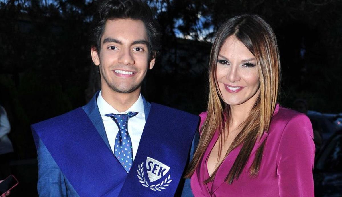 Alejandro con su madre, Ivonne Reyes.