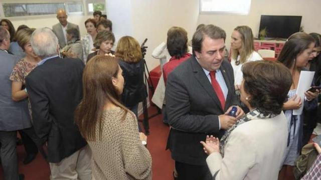 El alcalde, Carlos Negreira, conversa con directivas de ABAC durante la inauguración de la sede. / víctor echave